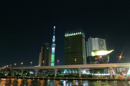 吾妻橋からスカイツリー限定カラーのライトアップ　緑