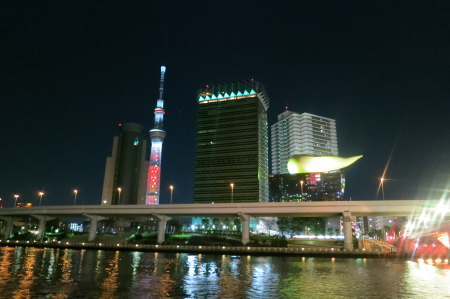 吾妻橋からスカイツリー限定カラーのライトアップ　赤